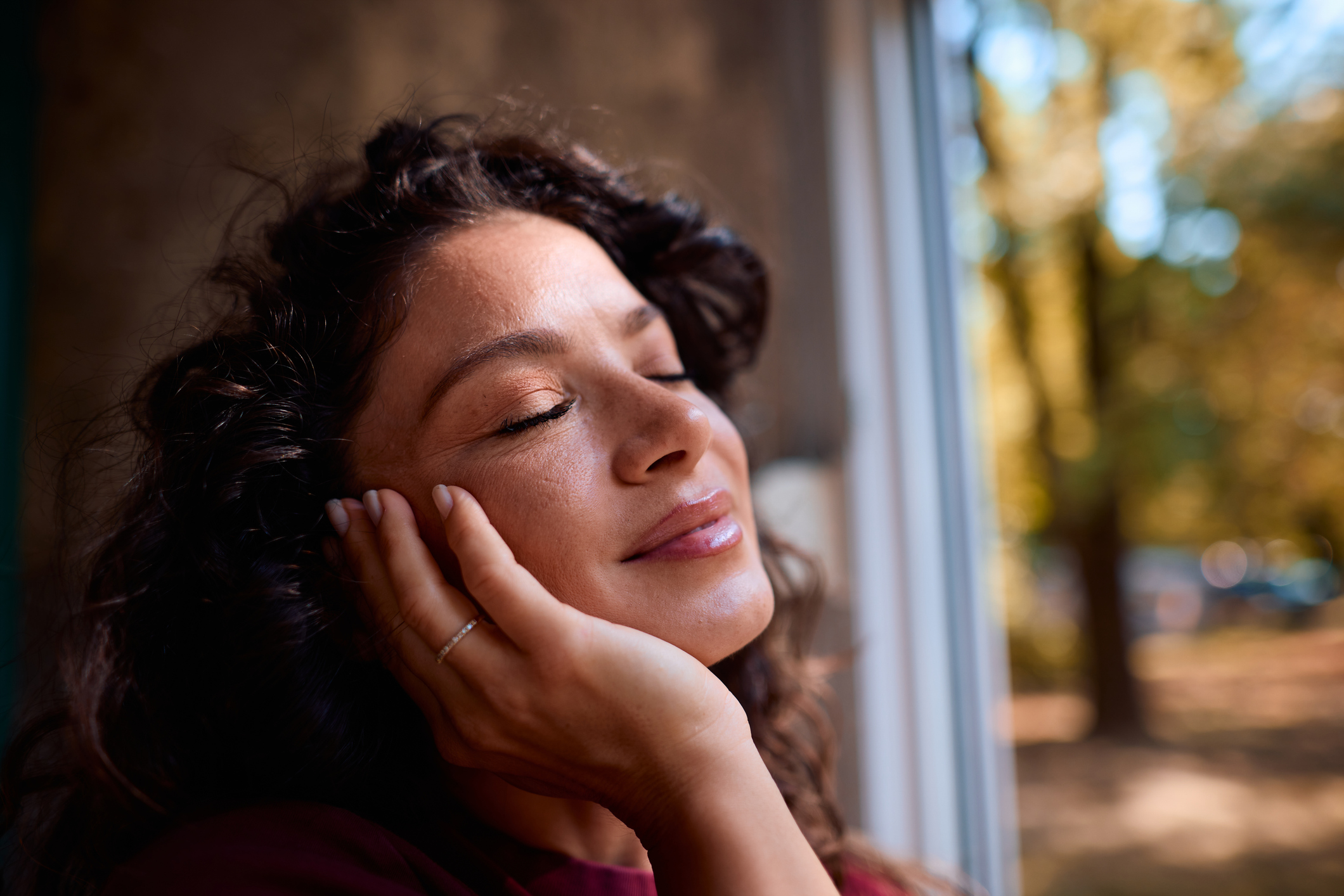 Álmodozó, fiatal nő