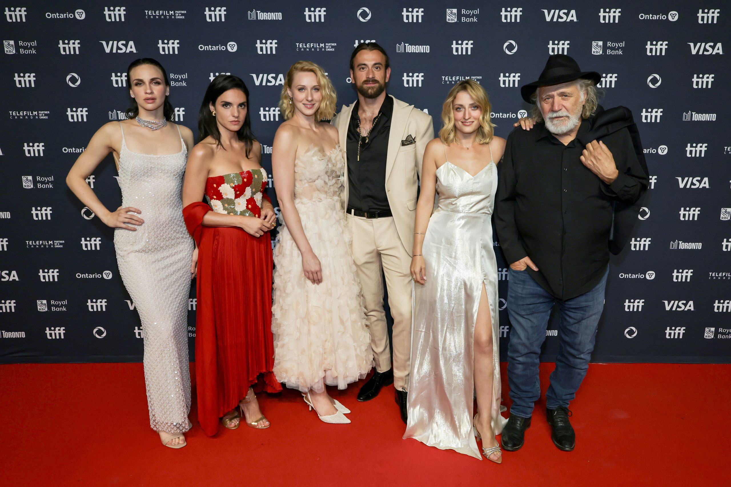 Robert Lantos, Törőcsik Franciska, Elena Rusconi, Rujder Vivien, Kádár L. Gellért, Hermányi Mariann és Rade Šerbedžija a Rise of the Raven premierjén a 2025-ös Torontói Nemzetközi Filmfesztiválon