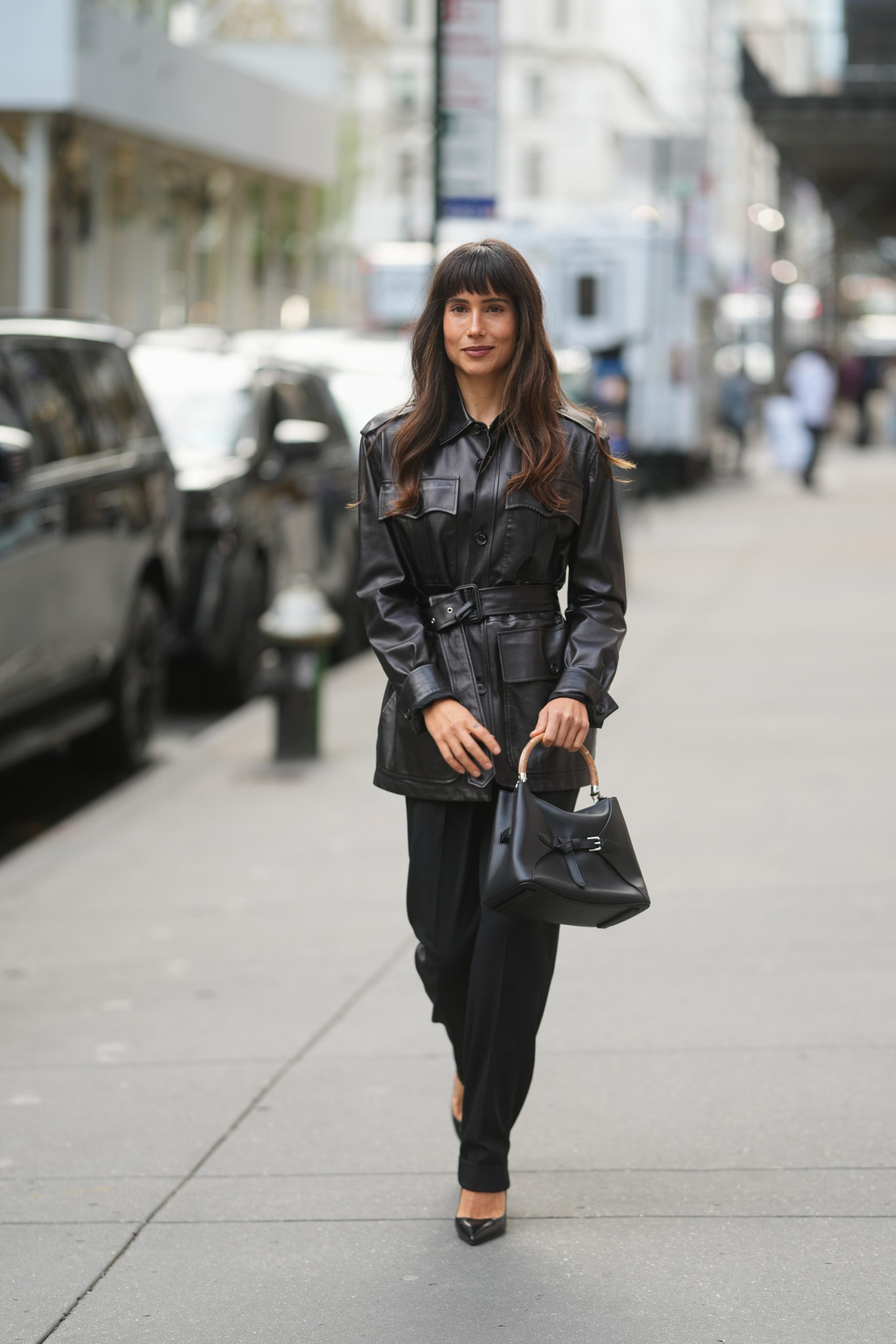 Belen Hostalet egy fekete Ralph Lauren dzsekiben, fekete nadrágban, fekete magassarkúban és fekete kézitáskával
