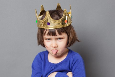 Elkényeztetett kislány kinyújtja a nyelvét