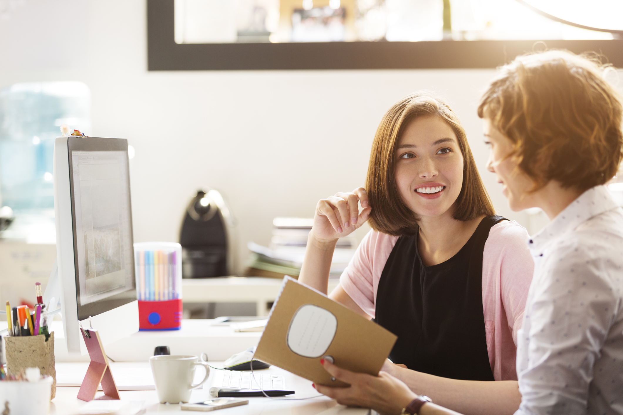 az-ellenallhatatlansag-jelei-tulajdonsagok-amik-arulkodnak | Marie Claire Vonzó nő figyelmesen hallgat