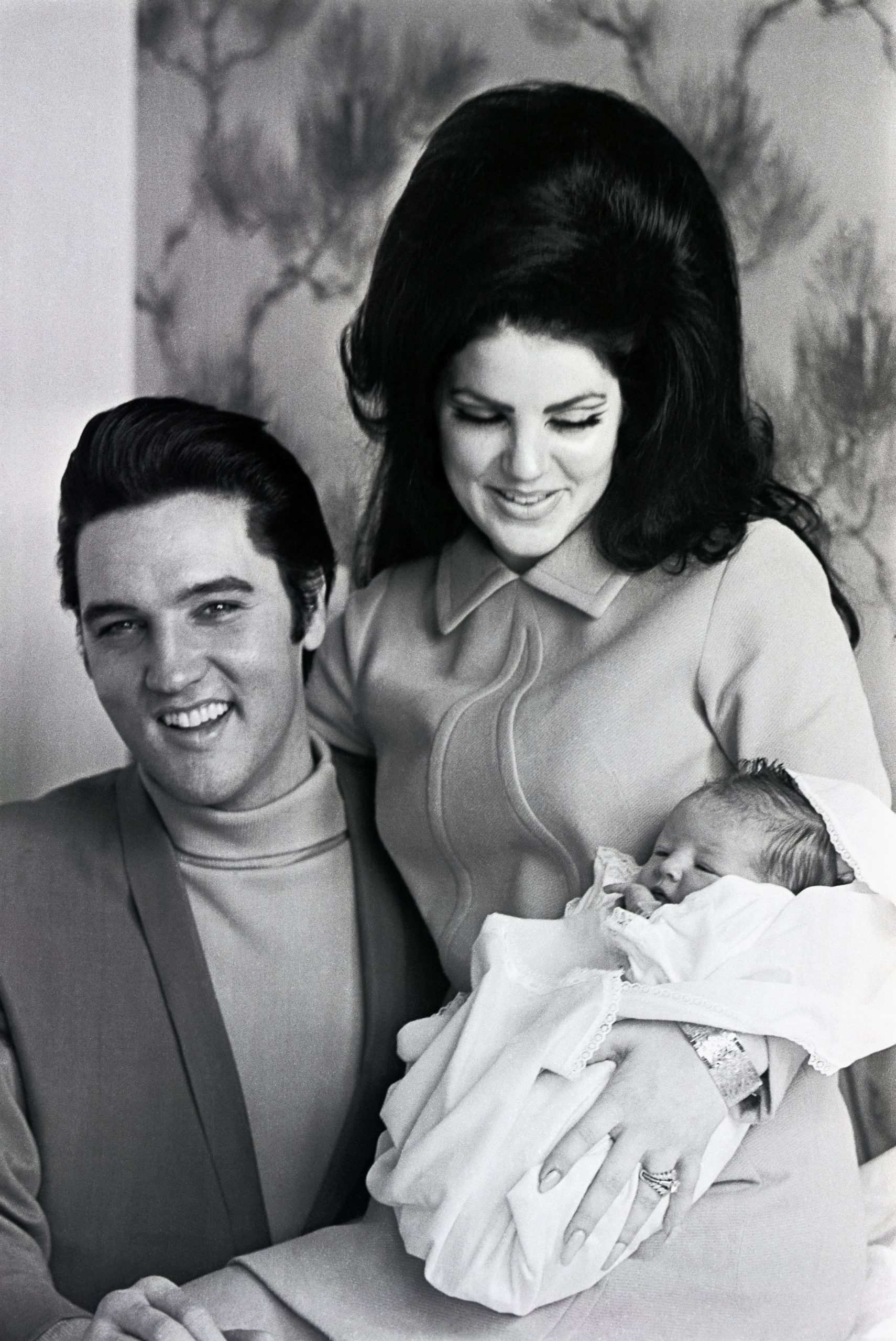 Priscilla Presley és Elvis Presley, valamint lányuk Lisa Marie
