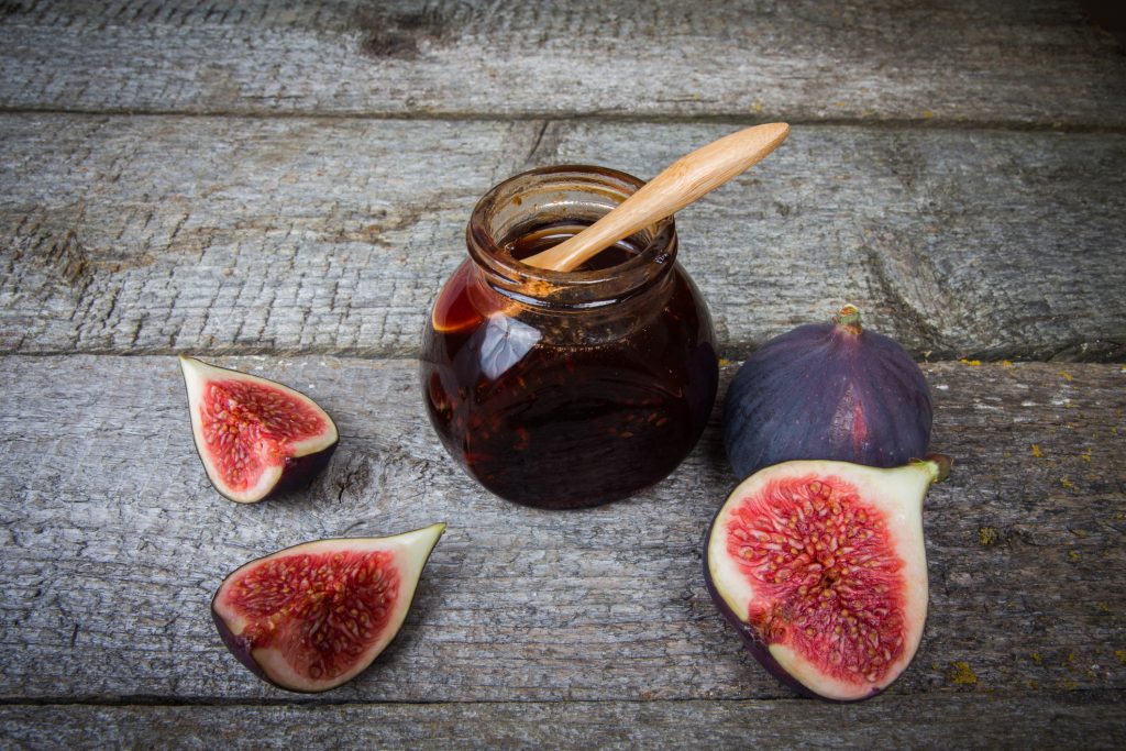 hazi-fugelekvar-cukor-nelkul-gyors-recept | Marie Claire Házi fügelekvár és friss fügék