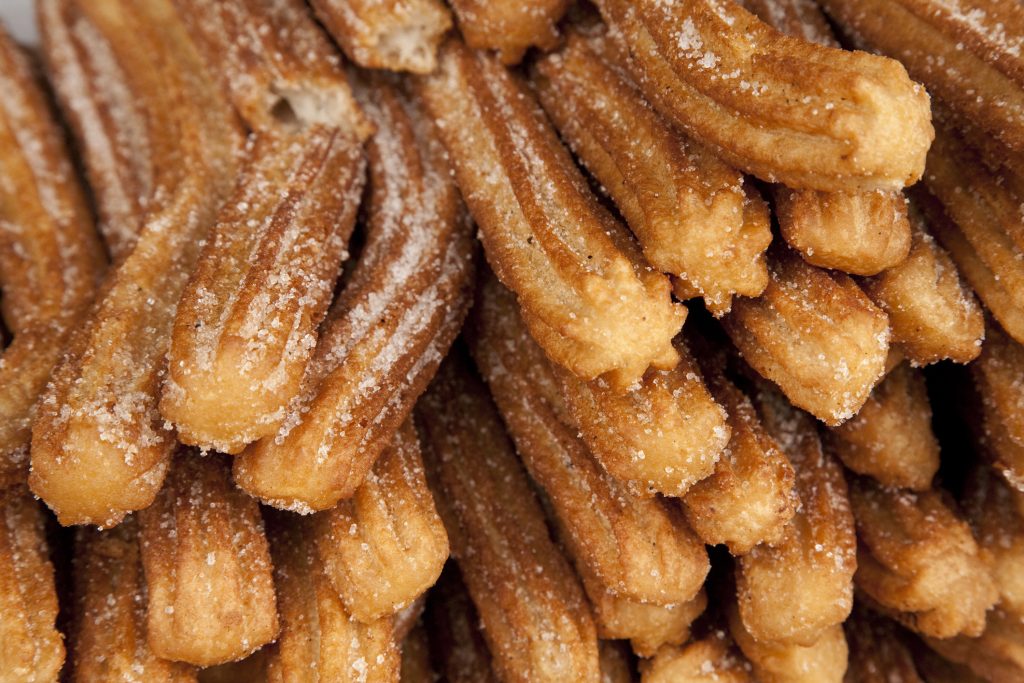 Churros, spanyol fánk fahéjas cukorba forgatva
