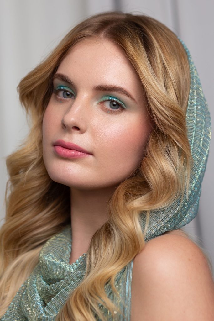 akvamarin szemsmink egy modellen