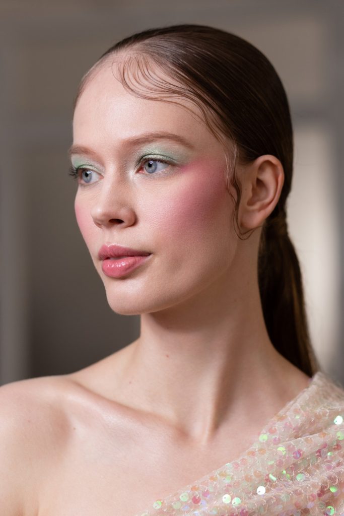 akvamarin szemsmink egy modellen