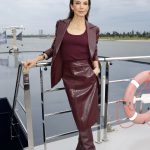 Modell bőrszoknyában pózol