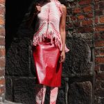 Modell bőrszoknyában pózol