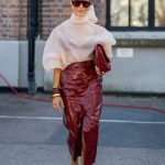 Modell bőrszoknyában pózol