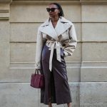 Modell bőrszoknyában pózol