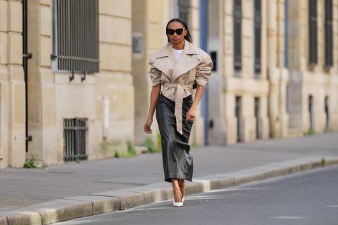 Modell bőrszoknyában pózol