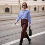 Modell bőrszoknyában pózol