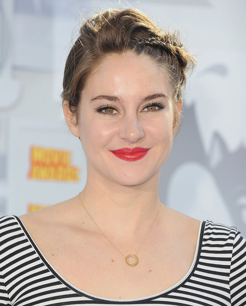 Shailene Woodley rövid fonott hajjal