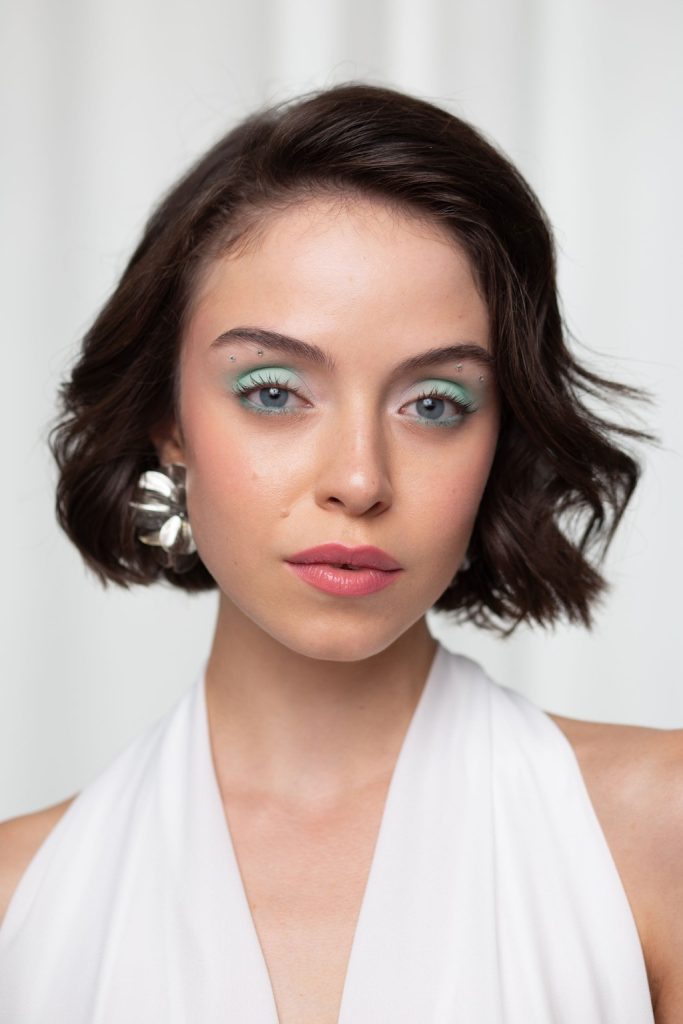 akvamarin szemsmink egy modellen