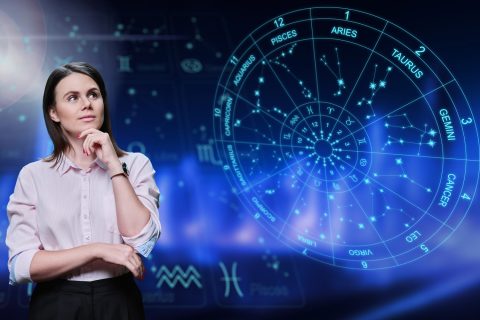 Egy nő gondolkodva nézi a zodiákus tagjait