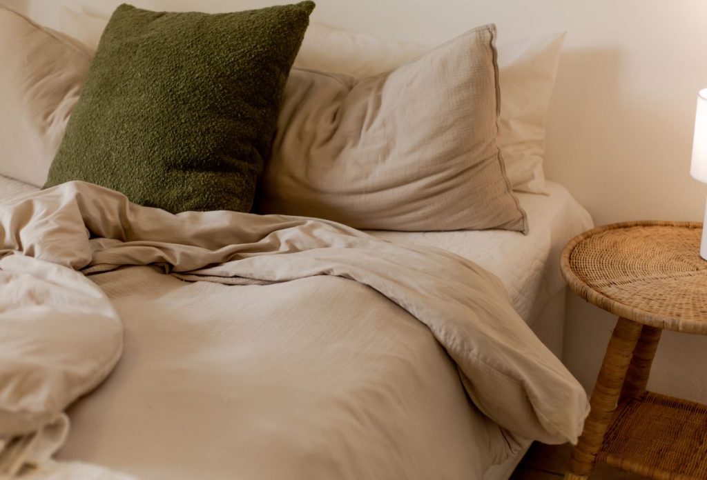 Bézs és taupé árnyalatú ágynemű olívazöld párnával