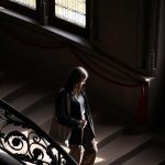 Nő megy le a lépcsőn