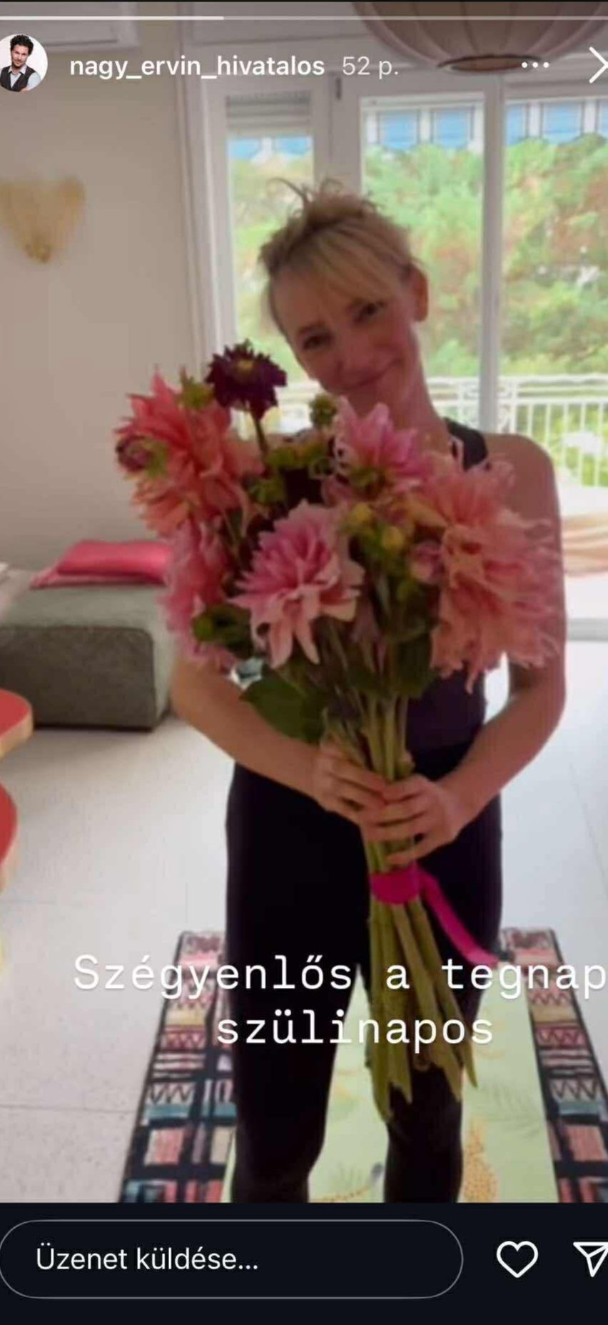 Borbély Alexandra virágcsokorral