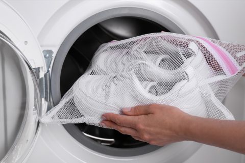 Fehér sportcipő mosózsákban