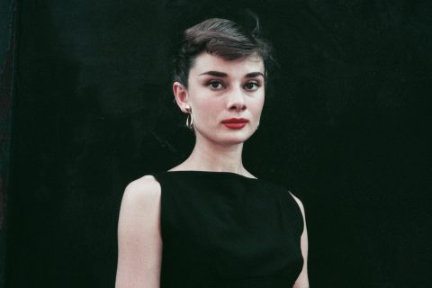 Audrey Hepburn csónaknyakú felsőben