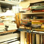 Könvyekkel tömött polcok