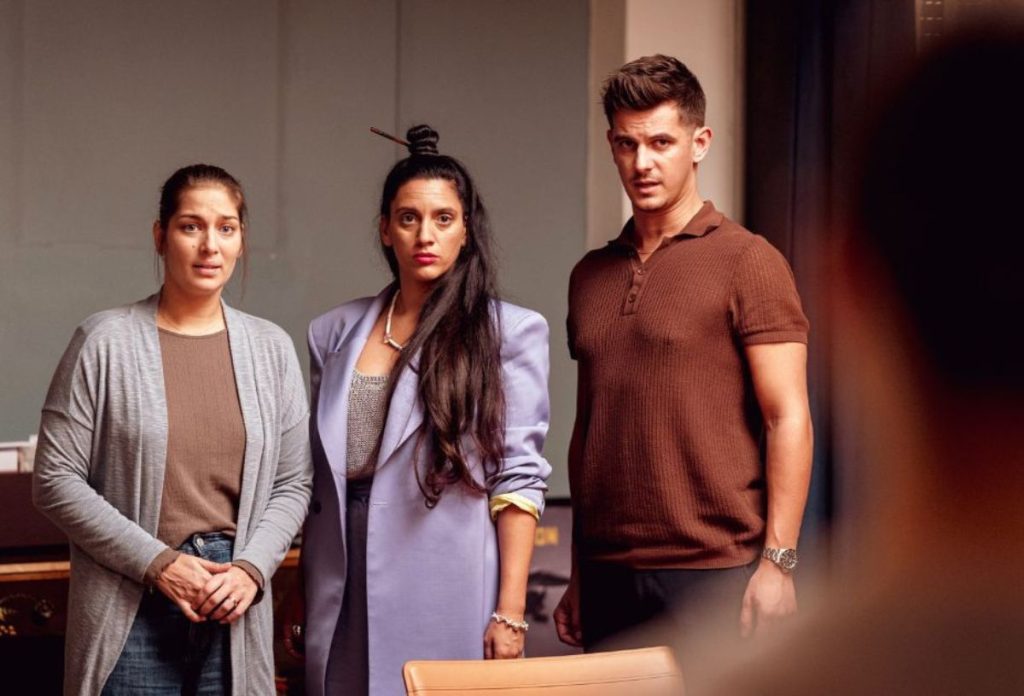 egykutya-film-jelenet | Marie Claire A főszereplők az Egykutya című film jelenetében: Tenki Dalma, Bakonyi Alexa, Tóth Károly, elmosódva háttal Döbrösi Laura