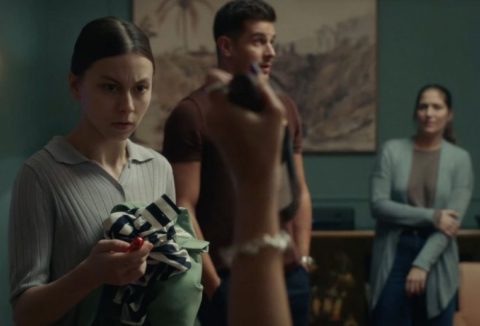 Az Egykutya jelenete: Döbrösi Laura (Patika) konyharuhát fog a kezében, maga elé néz, egy kéz tart egy üveg bort, mögötte Tóth Károly (Honda) és Tenki Dalma (Vica)