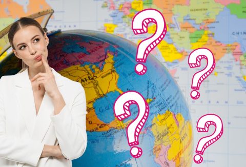 fehér ruhás nő gondolkodik, háttérben földgömb és térkép, kérdőjelek