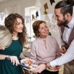 Házibuliban nők és férfi