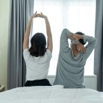 Nő és férfi nyújtózkodik az ágyon