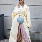 Modell háremnadrágban vonul az utcán