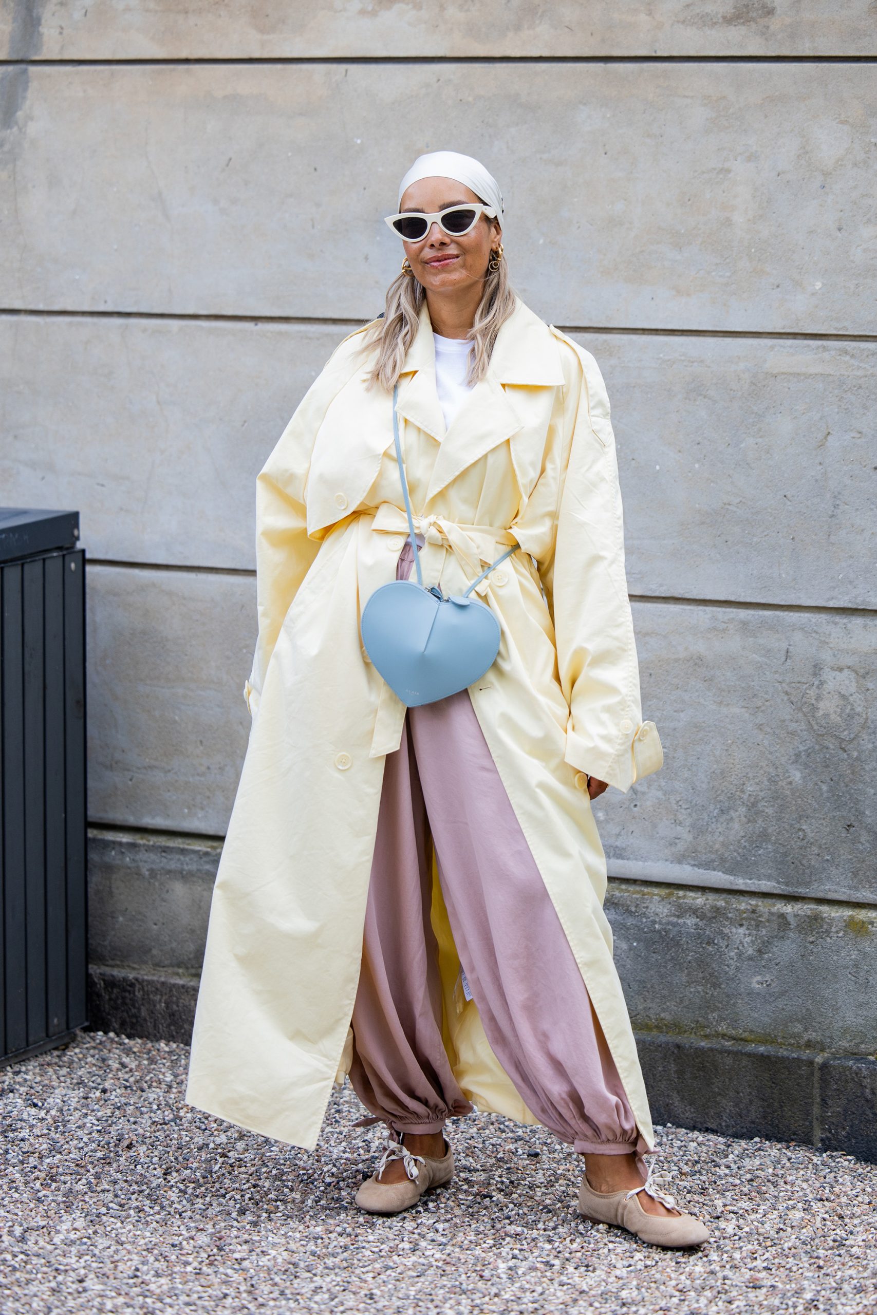 Modell háremnadrágban vonul az utcán