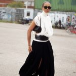 Modell háremnadrágban vonul az utcán