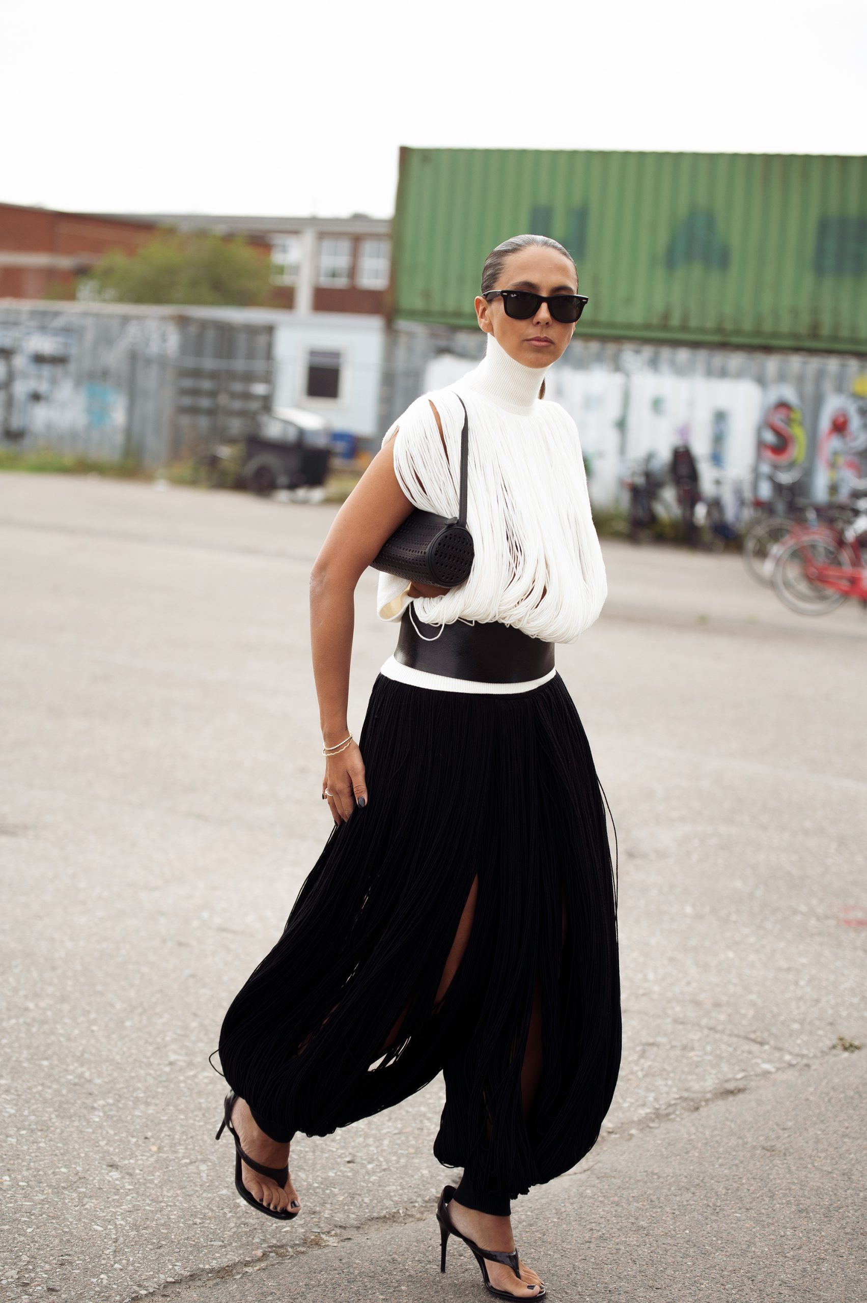 Modell háremnadrágban vonul az utcán