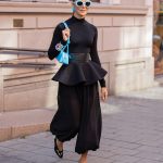 Modell háremnadrágban vonul az utcán