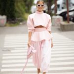 Modell háremnadrágban vonul