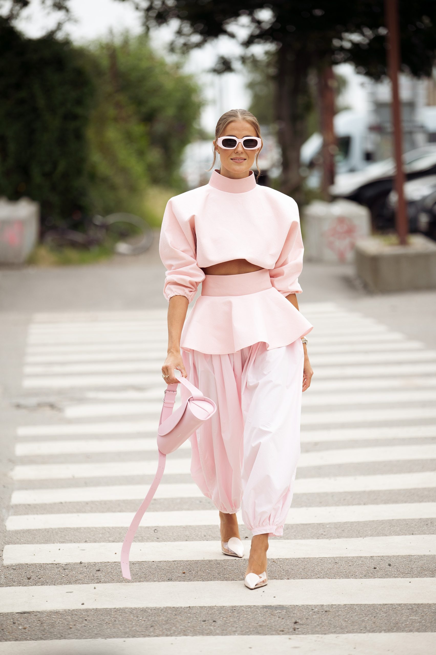 Modell háremnadrágban vonul