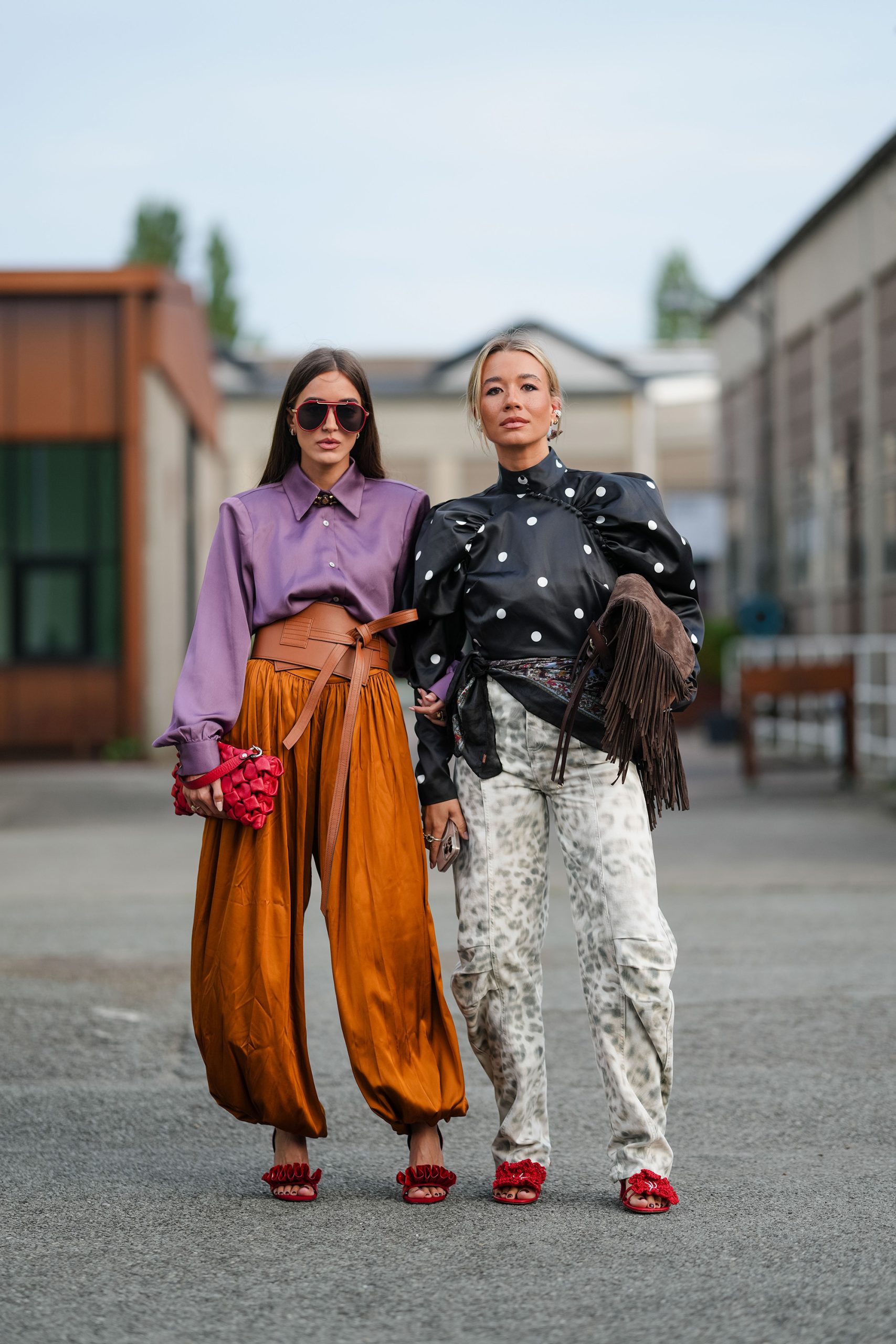 Modell háremnadrágban vonul az utcán