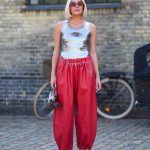 Modell háremnadrágban vonul az utcán