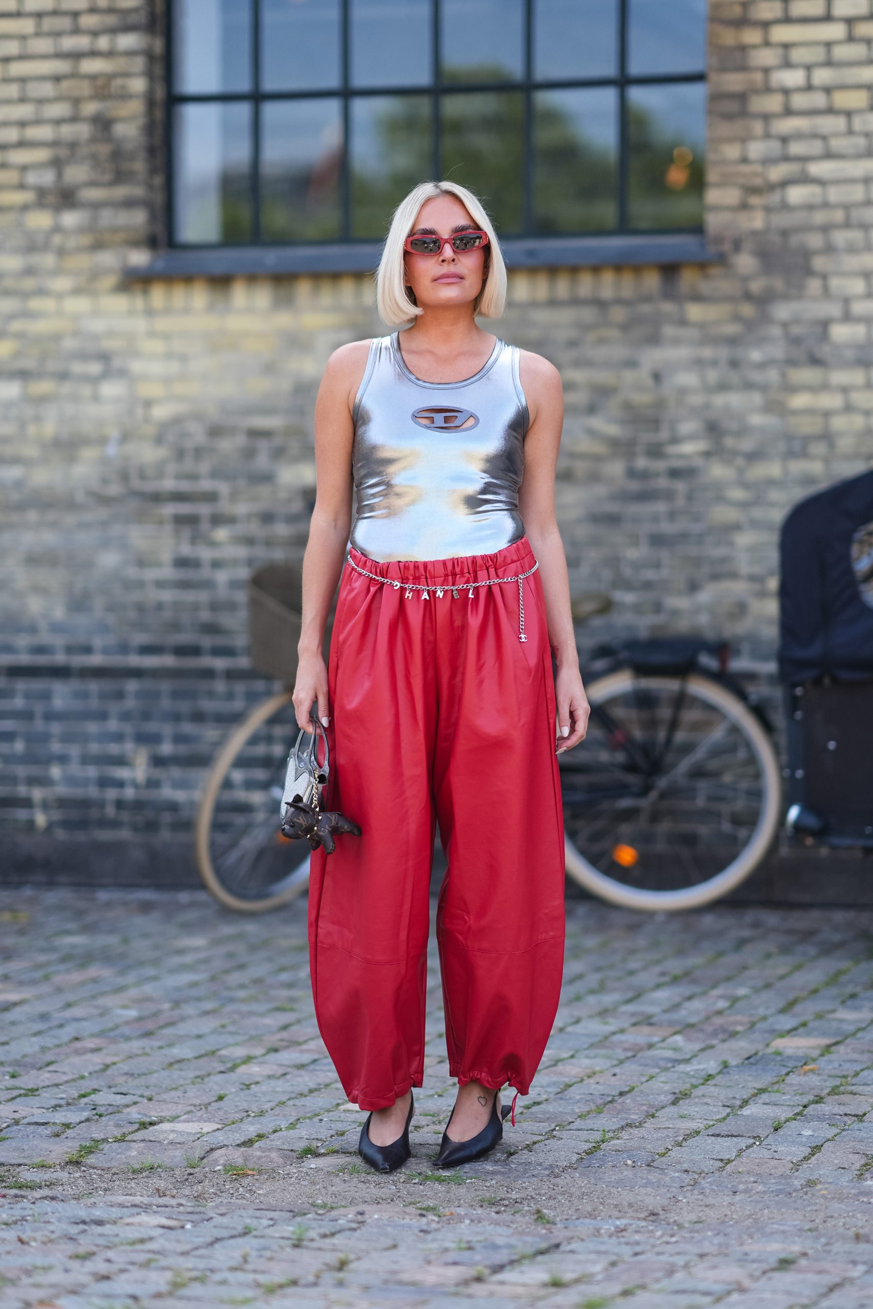 Modell háremnadrágban vonul az utcán