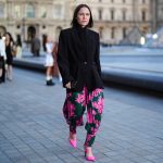 Modell háremnadrágban vonul az utcán