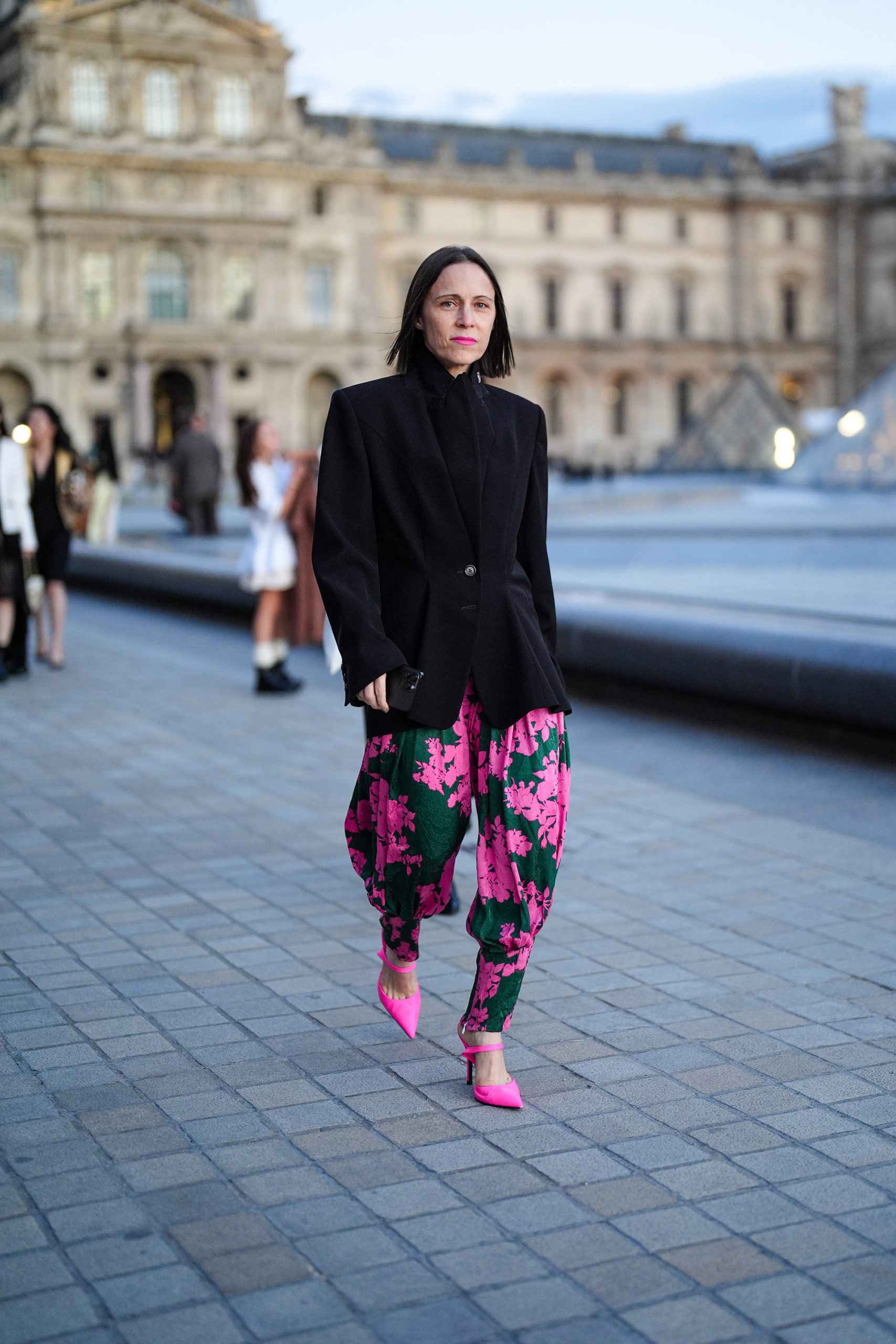 Modell háremnadrágban vonul az utcán