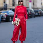 Modell háremnadrágban vonul az utcán