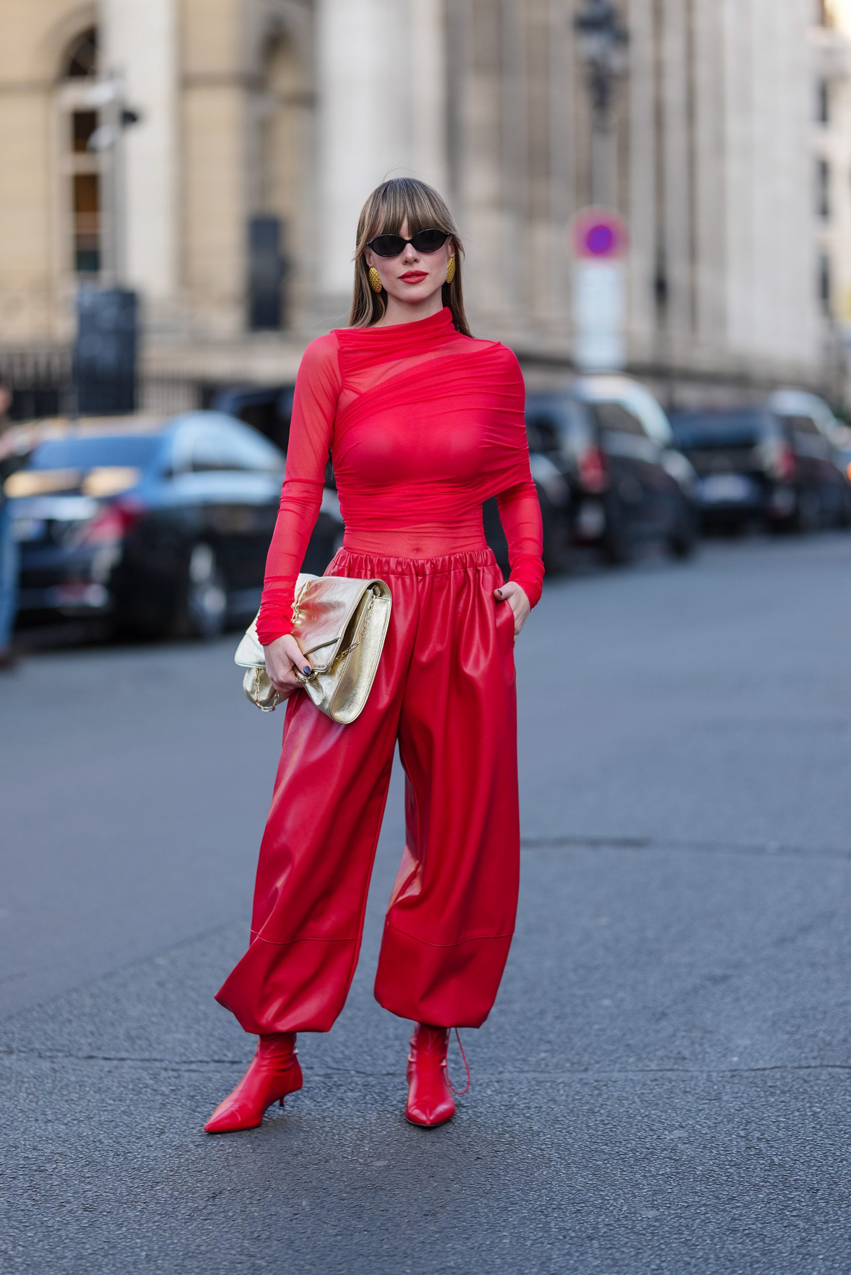 Modell háremnadrágban vonul az utcán