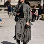 Modell háremnadrágban vonul az utcán