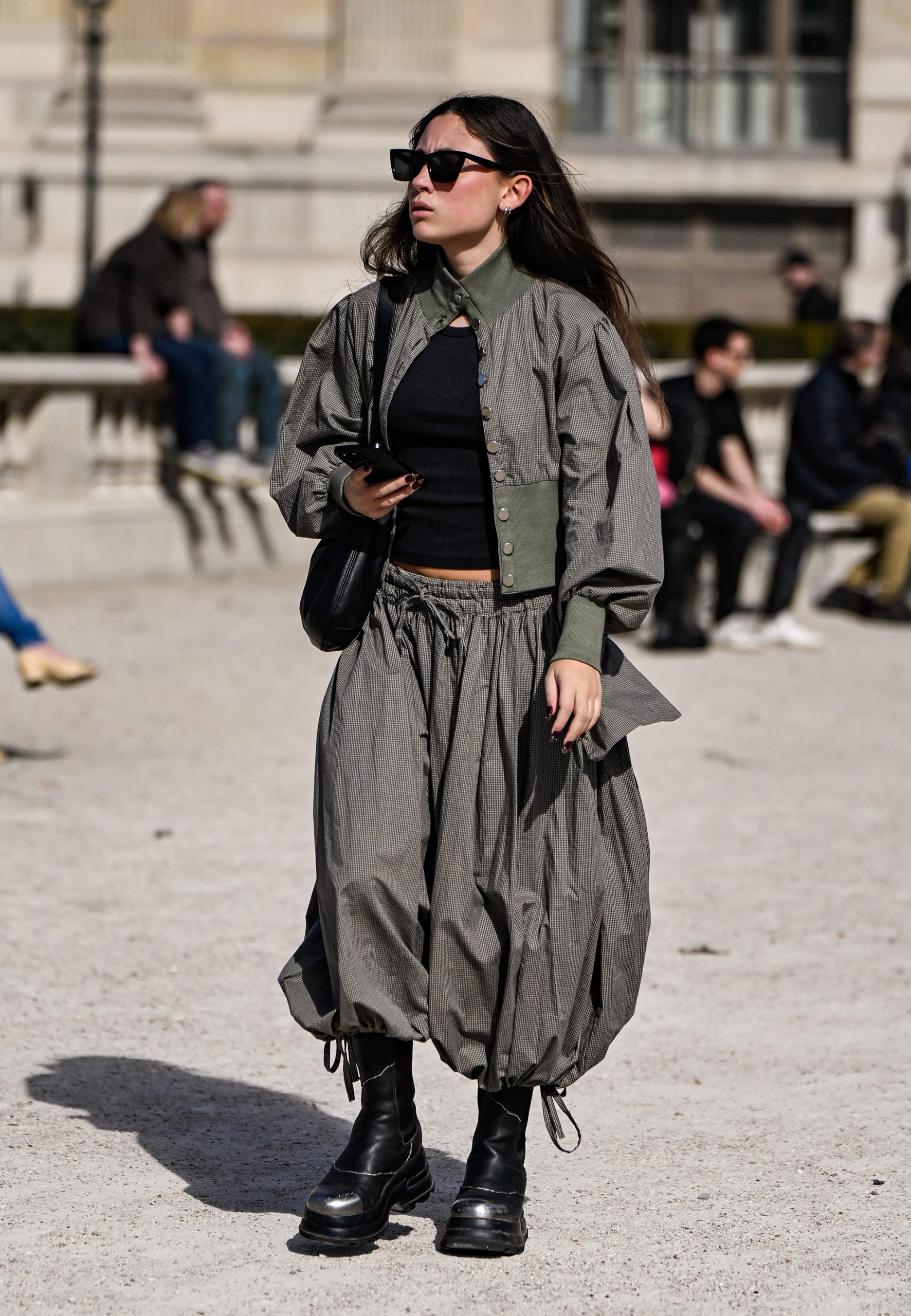 Modell háremnadrágban vonul az utcán