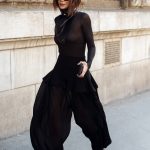 Modell háremnadrágban vonul az utcán