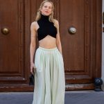 Modell háremnadrágban vonul az utcán