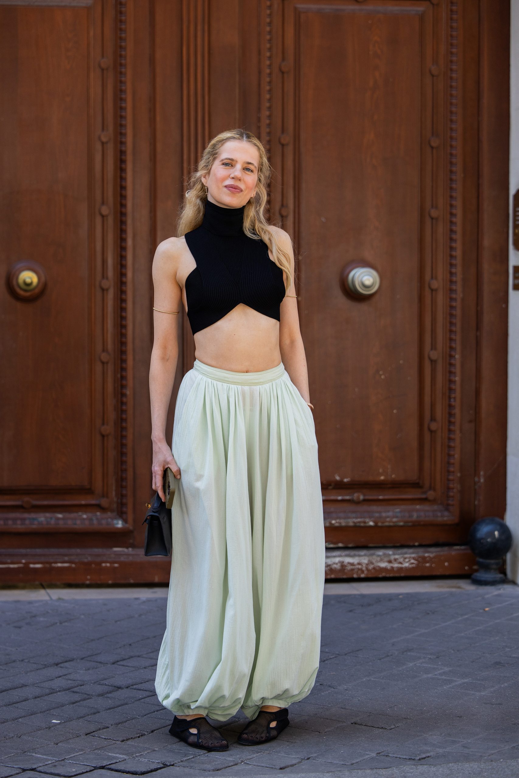 Modell háremnadrágban vonul az utcán