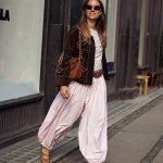 Modell háremnadrágban vonul az utcán